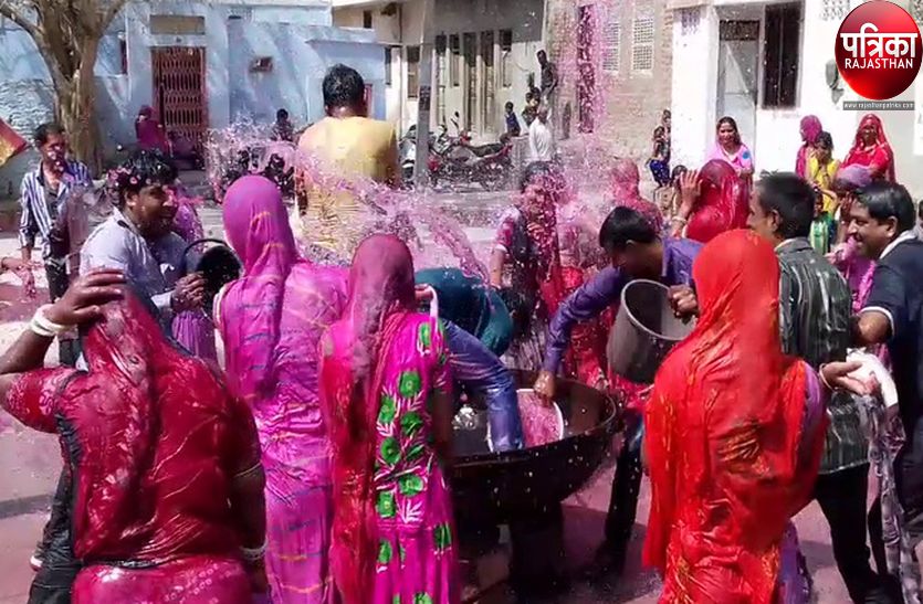 Holi Festival 2020 : लोगों ने जमकर खेली होली, गली-मोहल्लों से लेकर घर के आंगन तक फैला रंग