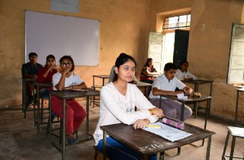Tension of examinations in Holi, students are getting worried