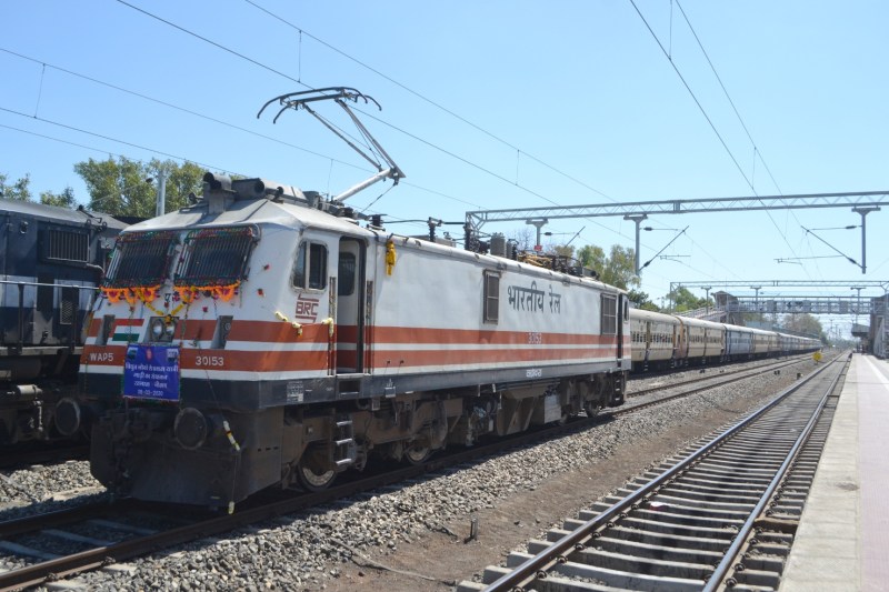 पहली बार रविवार को इलेक्ट्रीक इंजन ट्रेन लेकर पहुंचा नीमच स्टेशन