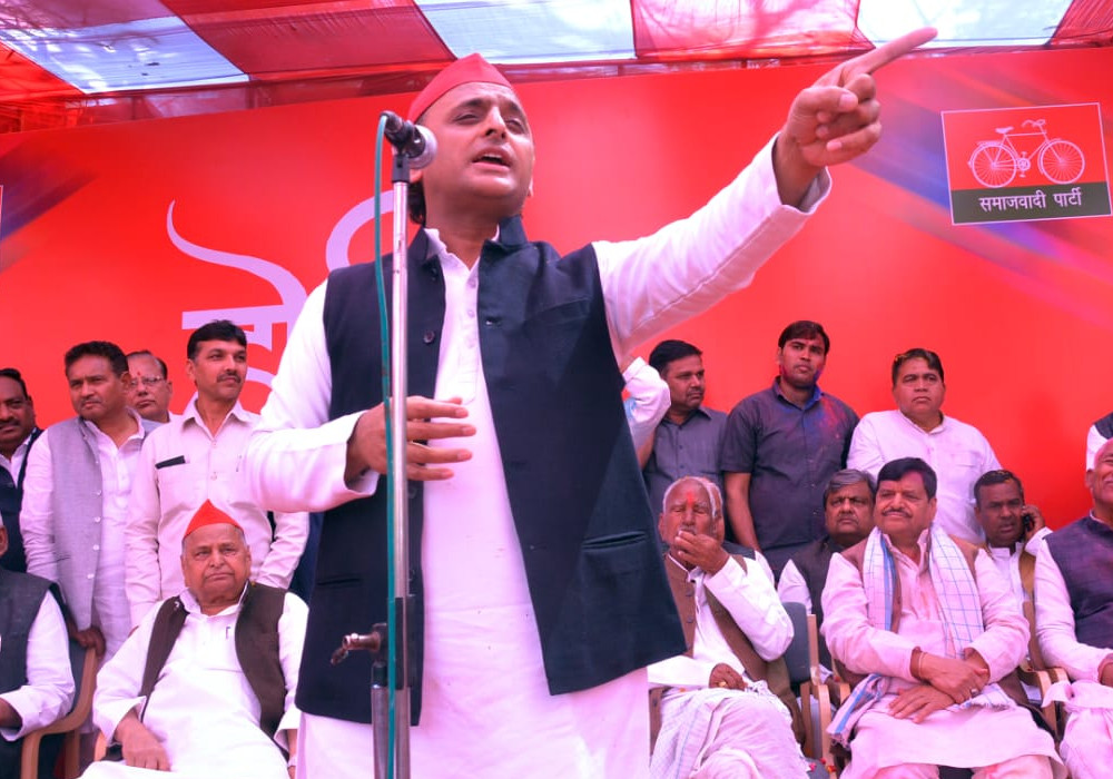 शिवपाल का आशीर्वाद तो लिया, लेकिन ज़िंदाबाद के नारे पर उखड़ गया अखिलेश का मूड, सबको डाँटकर कराया चुप, देखें वीडियो