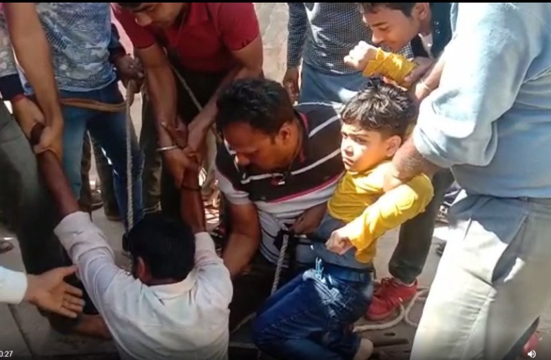 child falls in well video at madhya pradesh