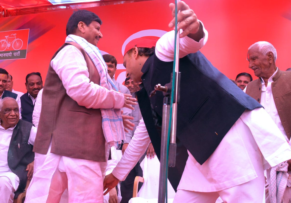 अखिलेश झुके पैर छूने के लिए, लेकिन अनदेखा कर आगे निकल गए शिवपाल, यह वीडियो हो रहा वायरल