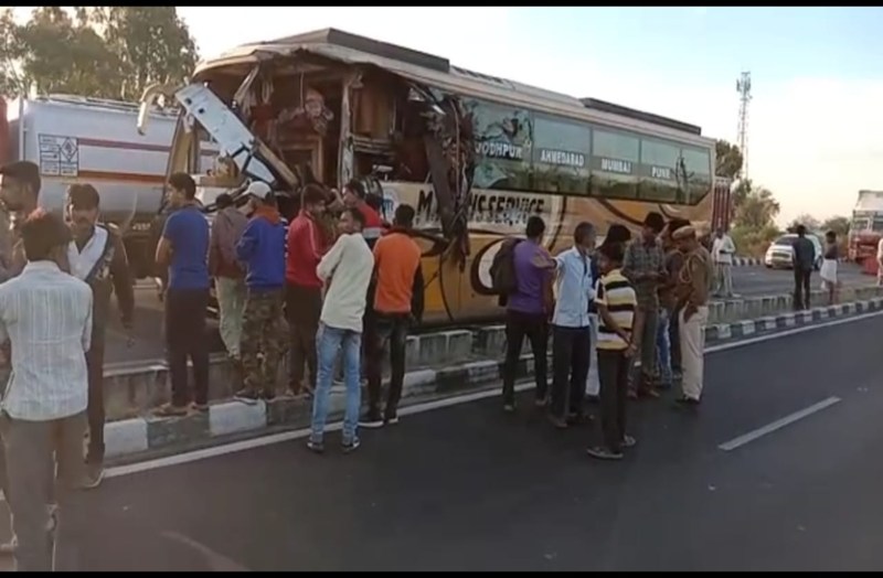 खड़े टे्रलर से टकराई निजी बस, दो जनों की मौत, 18 जने घायल