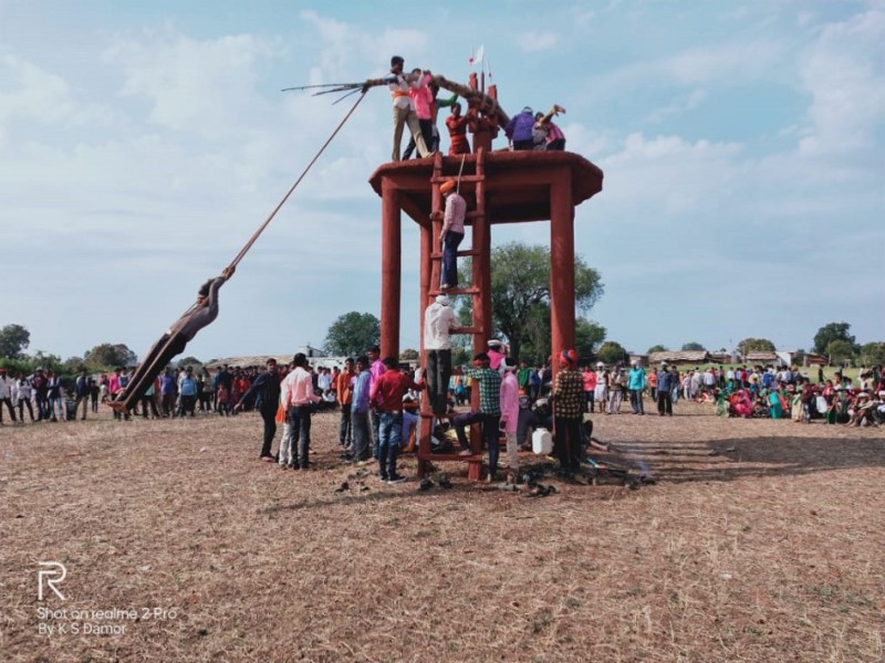 मन्नत पूरी होने पर 30 फीट ऊंची मचान पर झुलाया झूला