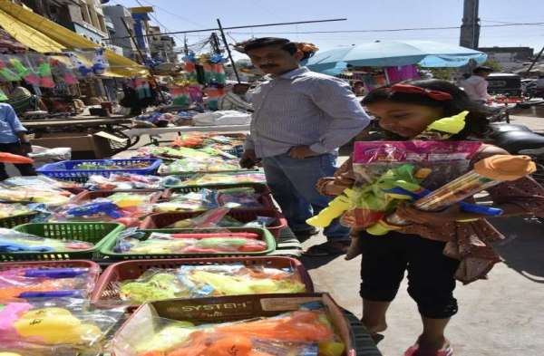 बच्चों को आकर्षित कर रही कार्टून वाली पिचकारी