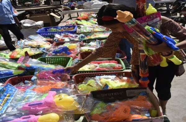 बच्चों को आकर्षित कर रही कार्टून वाली पिचकारी