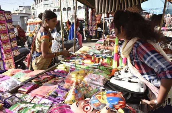 बच्चों को आकर्षित कर रही कार्टून वाली पिचकारी