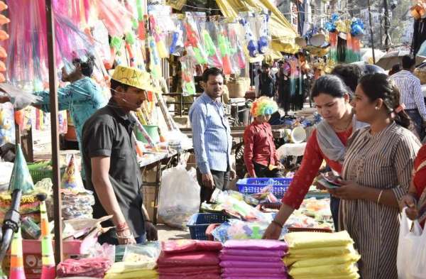 बच्चों को आकर्षित कर रही कार्टून वाली पिचकारी