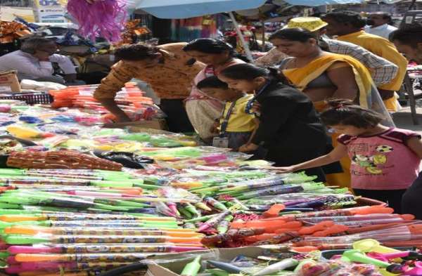 बच्चों को आकर्षित कर रही कार्टून वाली पिचकारी