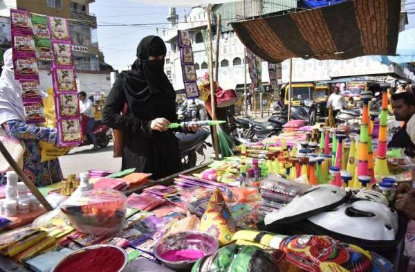 बच्चों को आकर्षित कर रही कार्टून वाली पिचकारी