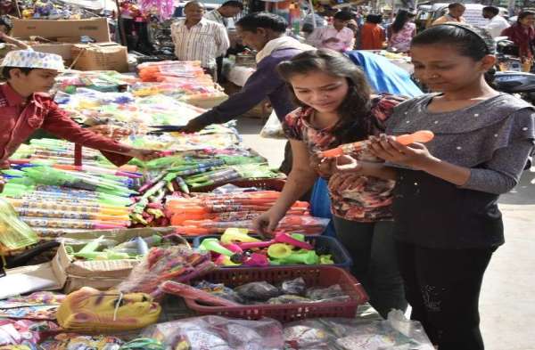 बच्चों को आकर्षित कर रही कार्टून वाली पिचकारी