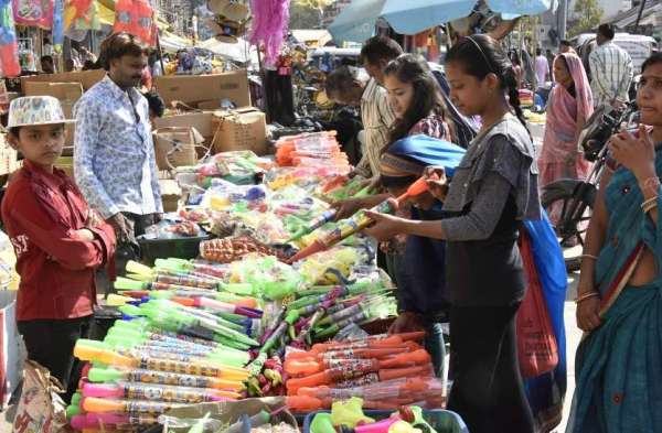 बच्चों को आकर्षित कर रही कार्टून वाली पिचकारी