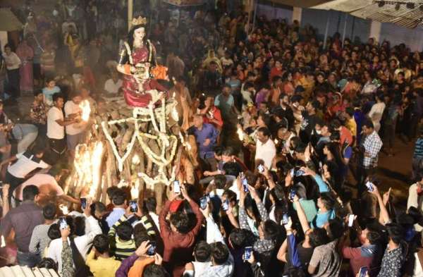 होली में जलाई बुराईयां, शहर में जगह-जगह हुआ होलिका दहन