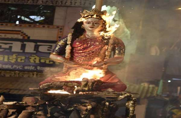 होली में जलाई बुराईयां, शहर में जगह-जगह हुआ होलिका दहन