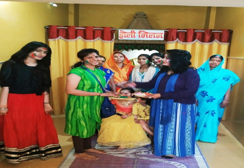 राधा-कृष्ण की झांकी सजाकर फूलों की होली खेली