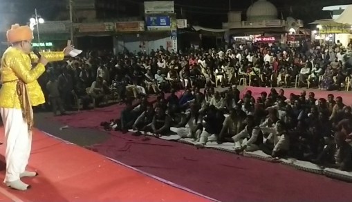 कुचामन बस स्टेण्ड पर होलिका दहन के सामूहिक कार्यक्रम में स्वर्णिम भारत अभियान की शपथ लेते शहरवासी।