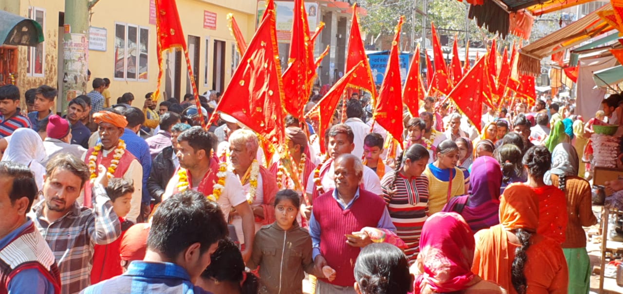 बजरंगी पताकाओं से अटा बालाजी दरबार