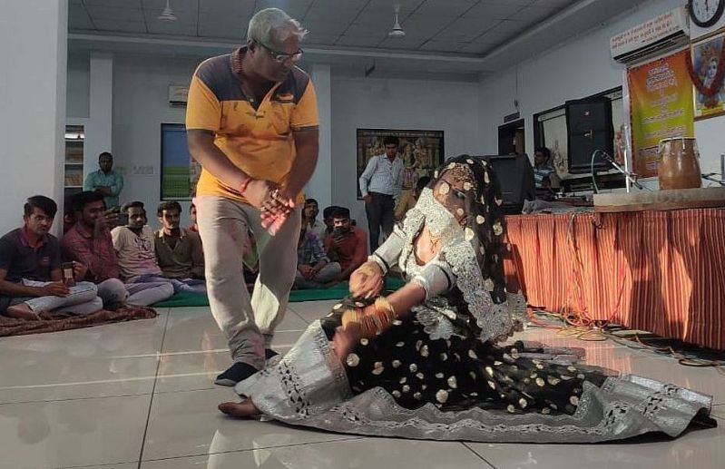 रंग मत डारे रे सांवरिया म्हारो गुजर मारे रे...