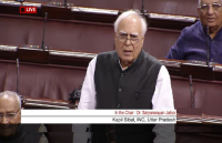 संसद में ​कपिल सिब्बल ने क्यों कहा- दिल्ली में भड़की हिंसा के पीछे वायरस