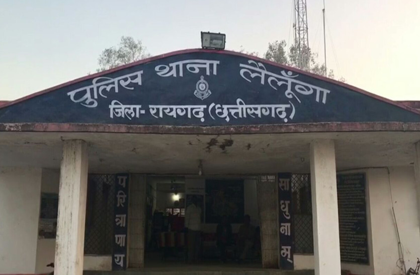 पोते ने टांगी से काटा दादी का गर्दन, फिर खुद को फांसी लगाने चढ़ा आम के पेड़ पर, पीछे से पहुंची पत्नी तो पेड़ से कूदकर भागा