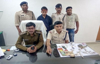 ज्वेलर्स दुकान में चोरी करने वाली आरोपी गिरफ्तार, पहचान छुपाने चेहरे पर लगाया था गुलाल