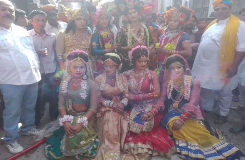 देश भर में होली खत्म होने के बाद यहां देवी-देवताओं के साथ खेली जाती है होली