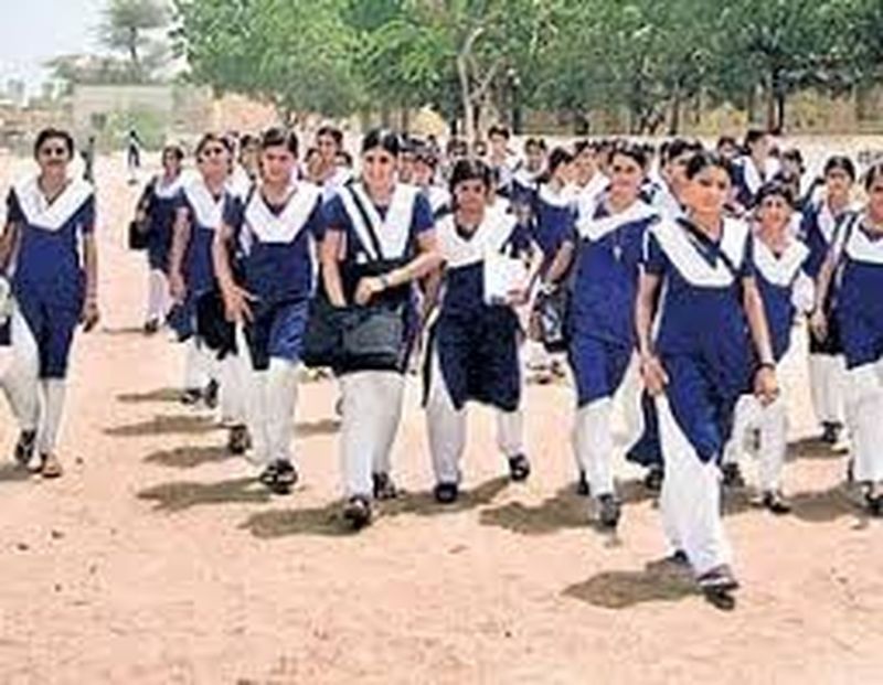 परीक्षा सिर पर विद्यार्थियों के हाथों तक नहीं पहुंची किताबें