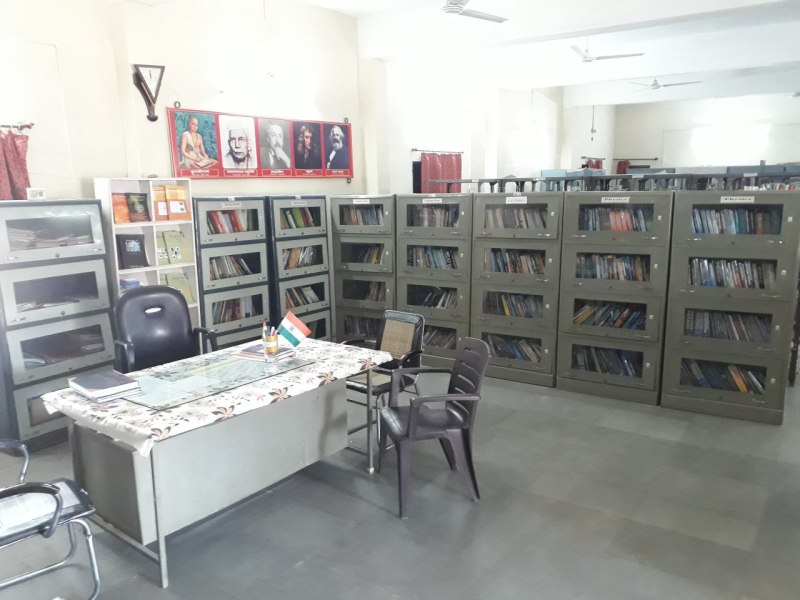 Three thousand four hundred students, sixty thousand books