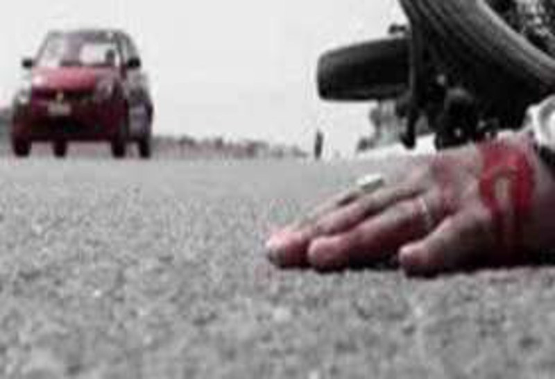 बाइक से अस्पताल लौट रहे डॉक्टर की सडक़ हादसे में मौत, आगे चल रहे साथी डॉक्टर को नहीं लगी दुर्घटना की भनक