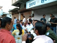 निगम की तालाबंदी से भड़के व्यापारी, दुकान के बाहर हंगामा