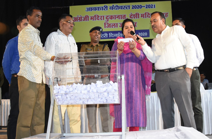 कोई खुशी से झूमे तो किसी के चेहरे मुरझाए