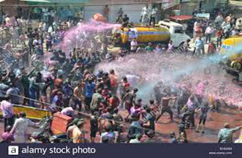 ़धूल-कीचड़ से धुलेंडी, रंग से खेली जाती थी पंचमी, छह दशकों से निकल रहा चल समारोह