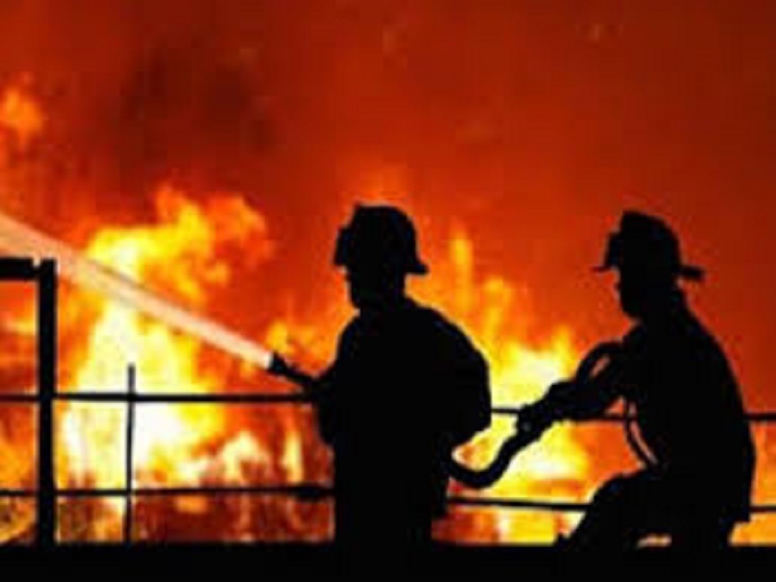दक्षिण कोलकाता के सेलिमपुर बस्ती में भयावह आग , दर्जनों झोपड़ी जल कर हुई राख