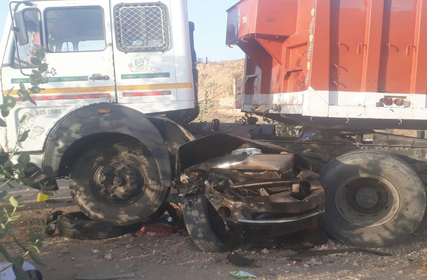 गोलाई में कैम्पर पर चढ़ा ट्रेलर, तीन दम्पति व तीन बच्चों सहित 11 की मौत