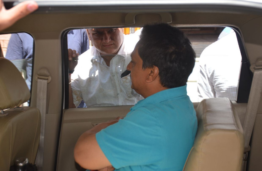 चार करोड़ का स्टॉक घोषित न करने को मांगी थी पांच लाख रिश्वत