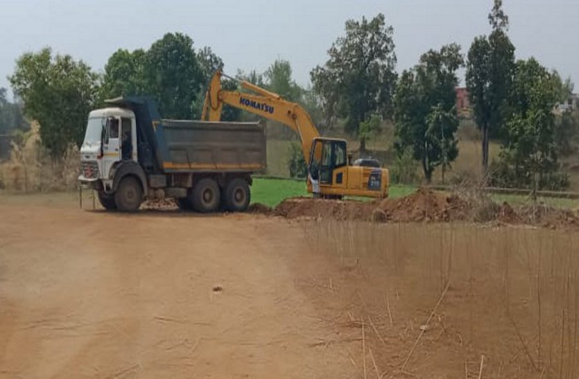 पंडरिया बजाक सड़क निर्माण में धड़ल्ले से हो रहा है अवैध मुरुम खनन