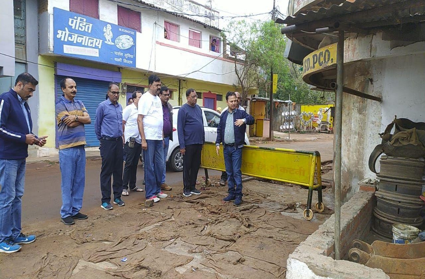 The collector reprimanded the municipal sanitation inspector over the dirt in the busstand