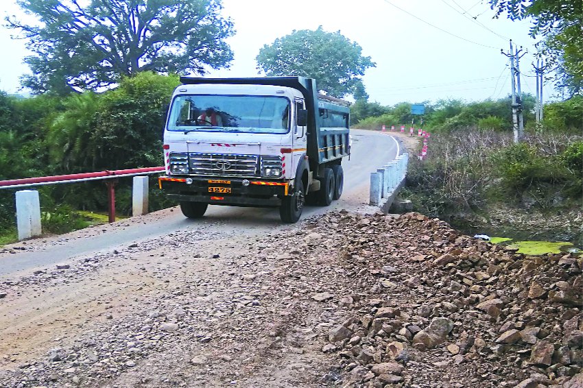 एक माह में उखड़ गई सीसी रोड