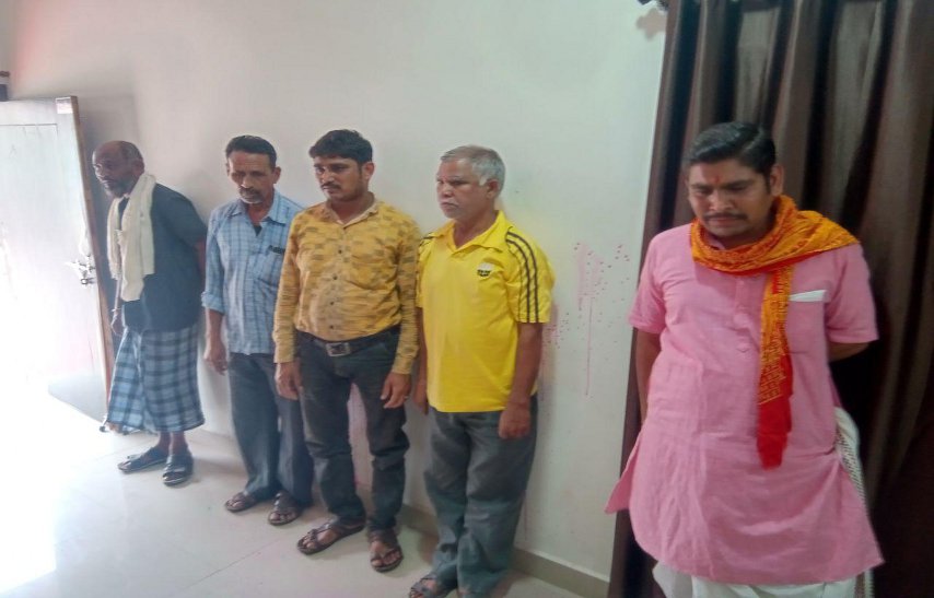 पुजारी सहित पांच जुआरी पुलिस की पकड़ में, मंदिर में लगा रहे थे दांव
