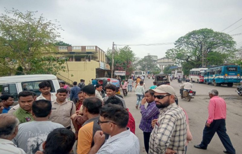 अस्थाई बस स्टाप बनाने पर नागरिकों ने जताया विरोध