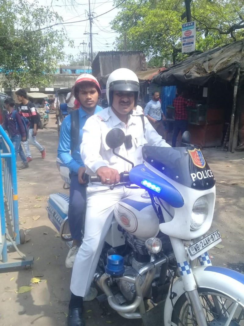 पुलिसकर्मी की मदद से घर में भूला एडमिट कार्ड आया, दे पाई परीक्षा