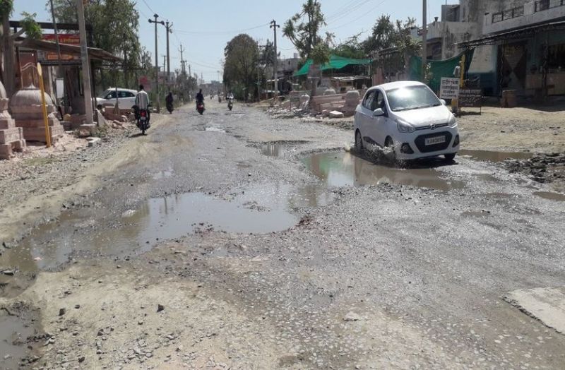 दो विभागो के फेर में एक साल से बिखरी कंकरीट