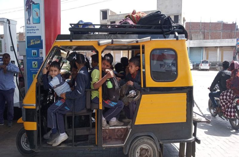 अवकाश के बावजूद चले स्कूल, दौड़ते रहे टेम्पो