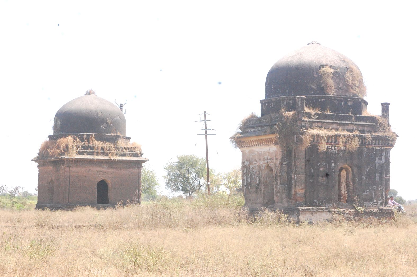 Tombs of gallant soldiers of Farooqi rule ignored, heritage ruins