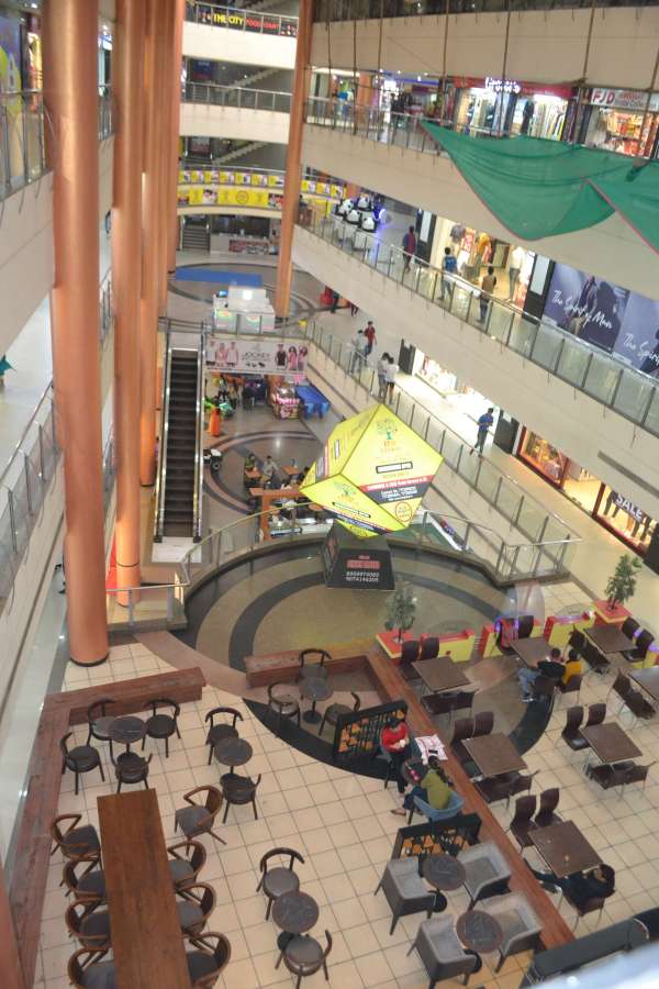 कोरोना वायरस के कारण शहर के मॉल और थिएटर बंद