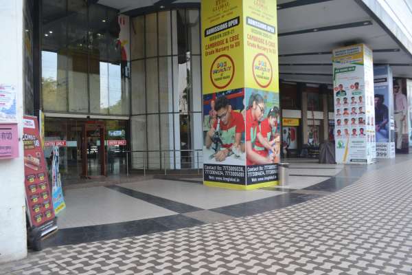 कोरोना वायरस के कारण शहर के मॉल और थिएटर बंद