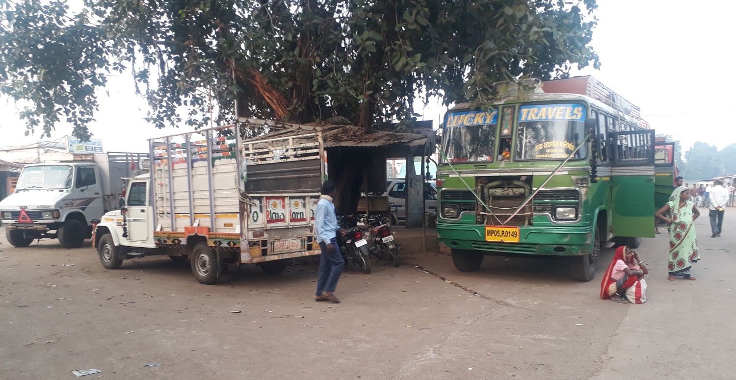 रहटगांव बस स्टैंड परिसर में सुबह से रात तक खड़े रहते है निजी वाहन