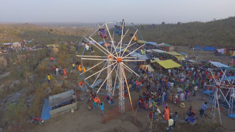 ऐसे झूले और मेले अब कम ही दिखाई देते हैं...