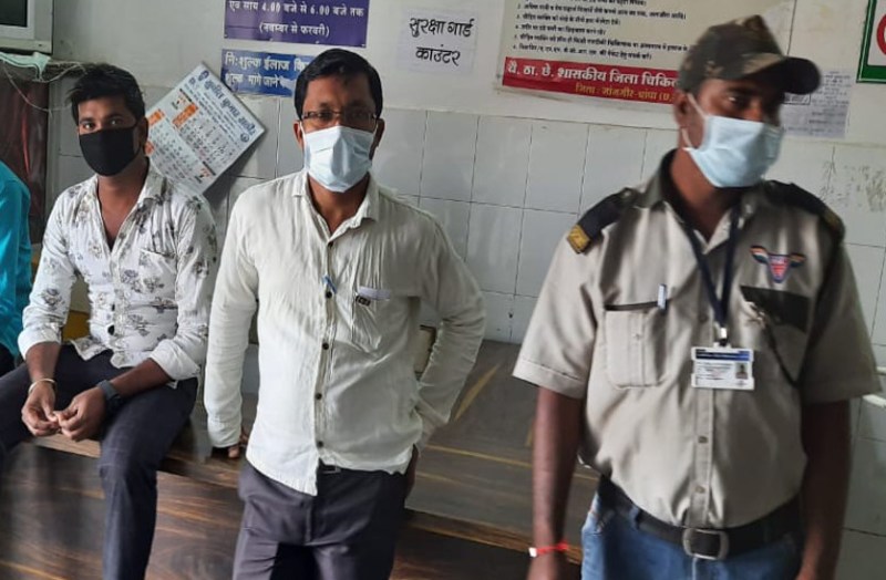 मास्क पहनकर पहुंचे स्टॉफ, सीएमएचओ ने कहा कोरोना से डरने की जरूरत नहीं, जारी किए गए बचाव के उपाय