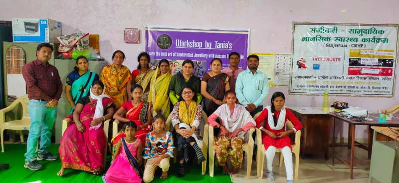 नई आजीविका के लिए दे रहे हस्तशिल्प का प्रशिक्षण